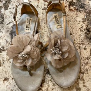 Badgley Mischka Silver Flower Flat Sandals Size 6